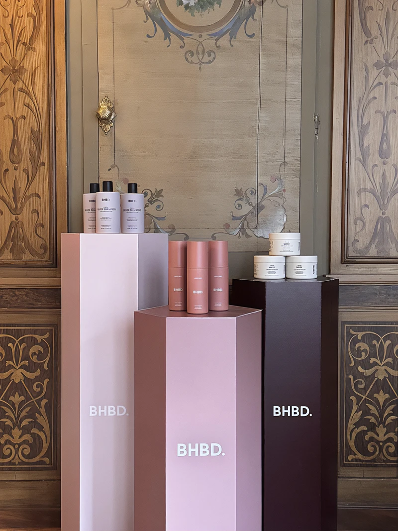 Produktställ i Re-board tillverkad för BHBD av TB Printsolutions – miljövänlig displaylösning.