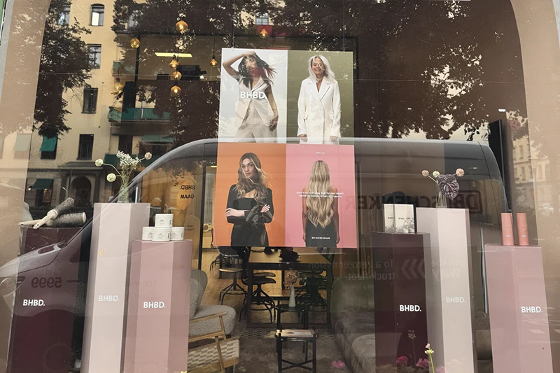 Skyltfönster med utsmyckning för BHBD av TB Printsolutions - miljövänlig displaylösning.