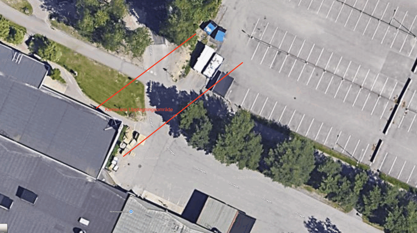 Aerial map with two red diagonal lines marking the camera's coverage area labeled 'Kamerans Upptagningsområde' over a parking lot and nearby street.